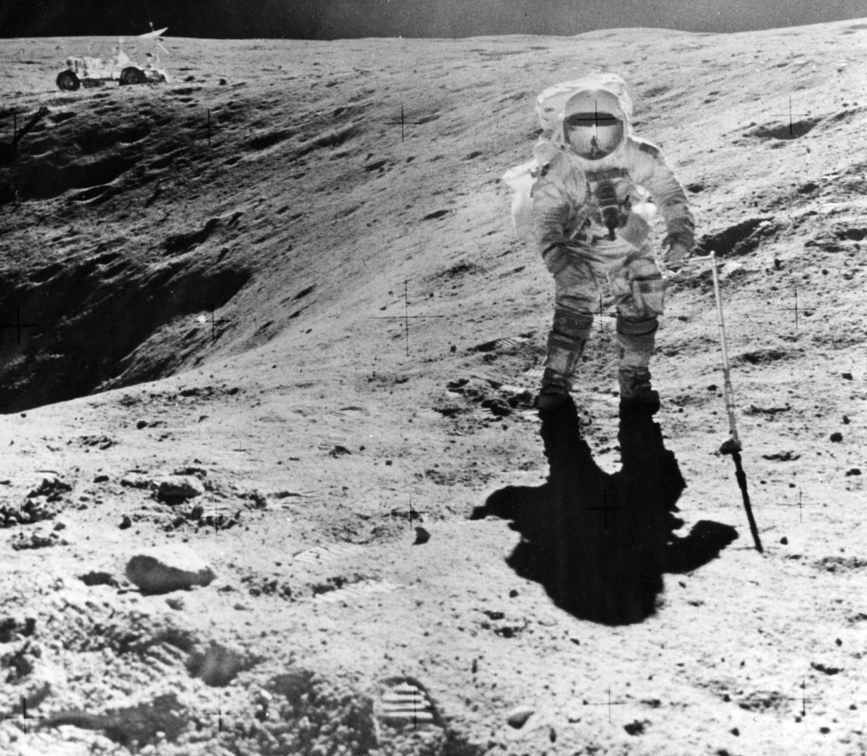 アポロ16号ミッション中にデカルトの着陸地点でサンプルを収集するチャールズ・デューク、1972年 作： ジョン・ワッツ・ヤング