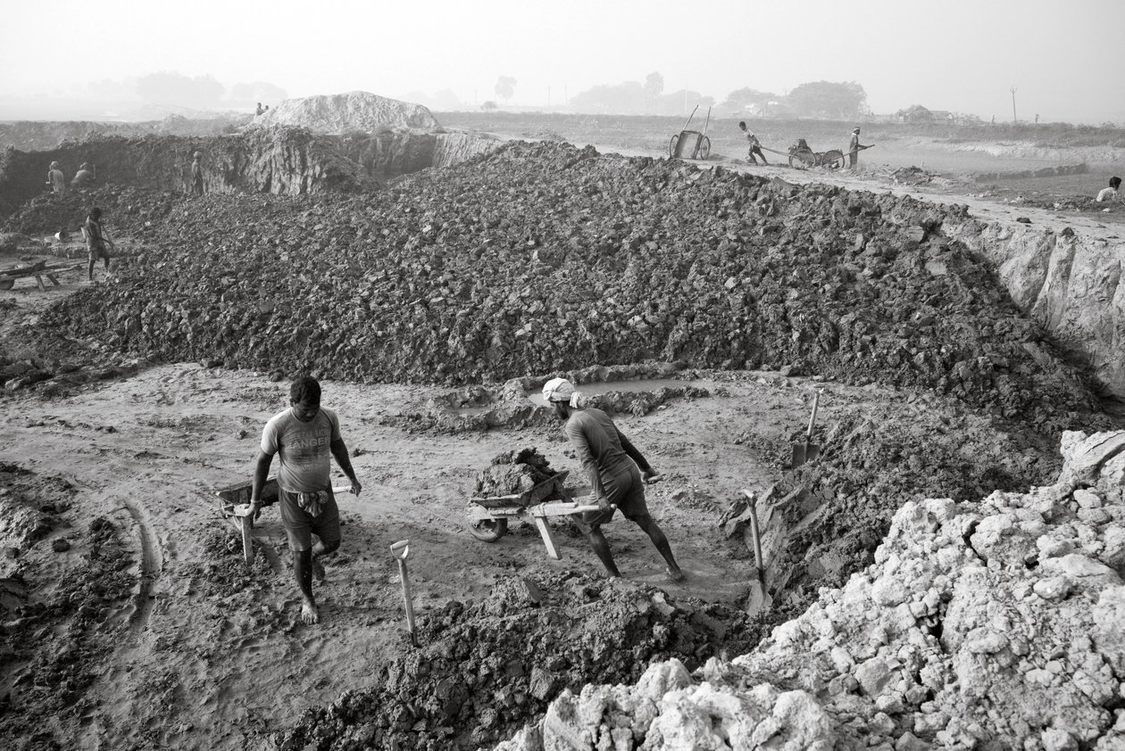 インド、コルカタのレンガ工場、2016年（写真） 作： ジョン・ニコルソン