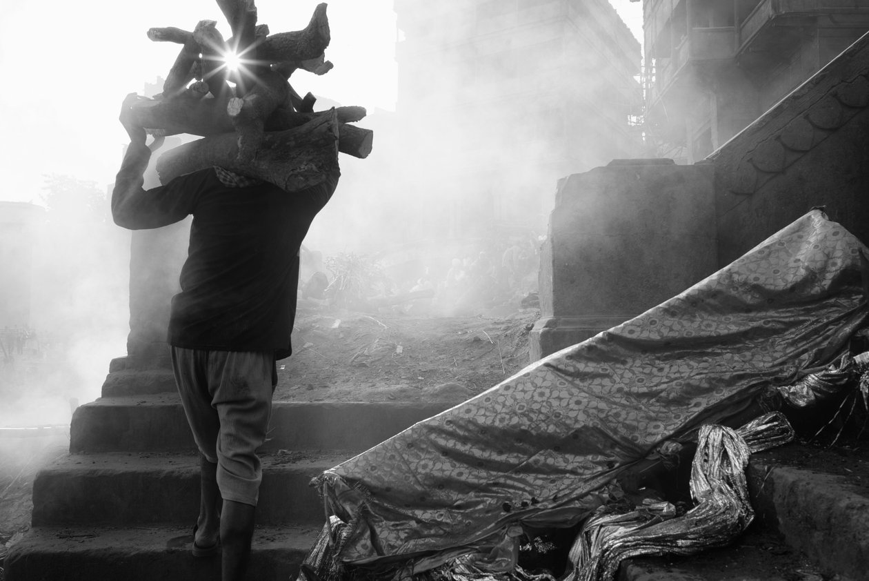 マニカルニカ・ガート、バラナシ、2016年（写真） 作： ジョン・ニコルソン