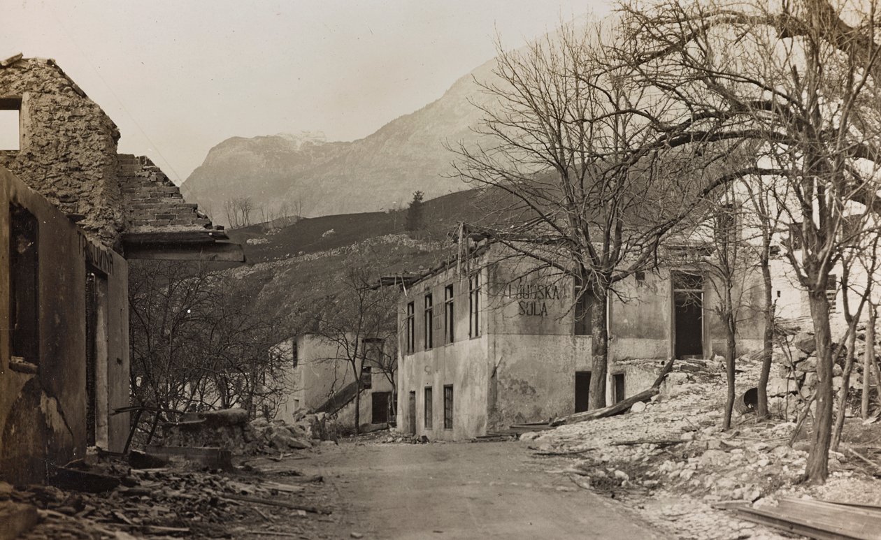 アルバム "Meine weltkriegs - Erinnerungen South-West Front (Carinthia, Italien, South Tyrol) (私の世界大戦-南西戦線の記憶（カリンシア、イタリア、トレンティーノ・アルト・アディジェ）1915/03/1931-12/11/1918 - Josef Zohles Wien ": Bovecの瓦礫（モノクロ写真）。 作： ヨーゼフ・ゾーレス