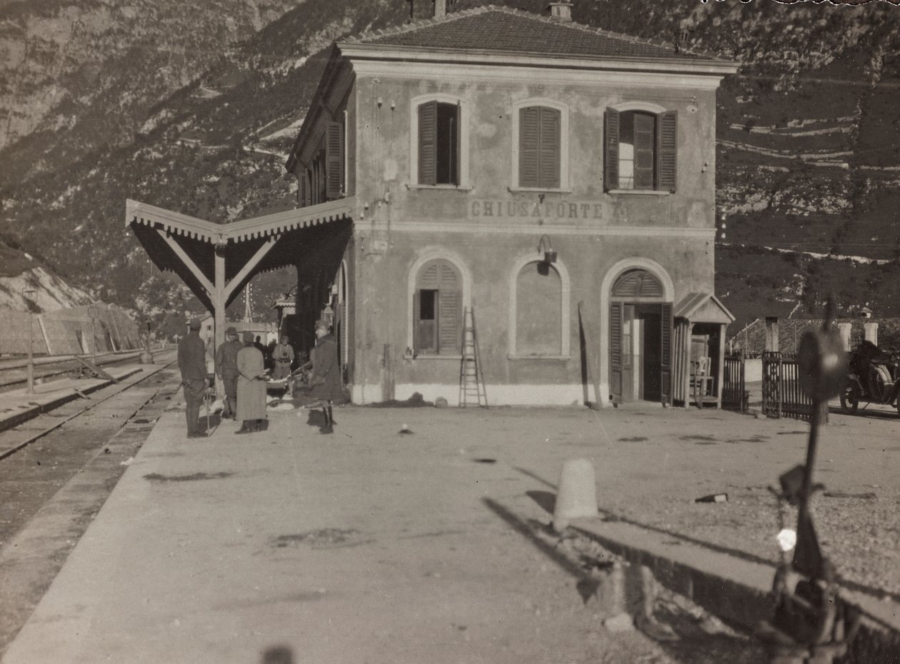 アルバム "Meine weltkriegs - Erinnerungen South-West Front (Carinthia, Italien, South Tyrol) (私の世界大戦-南西戦線の記憶（カリンシア、イタリア、トレンティーノ・アルト・アディジェ）1915年3月31日-1918年11月19日 - Josef Zohles Wien ": Chiusaforte駅（モノクロ）。 作： ヨーゼフ・ゾーレス