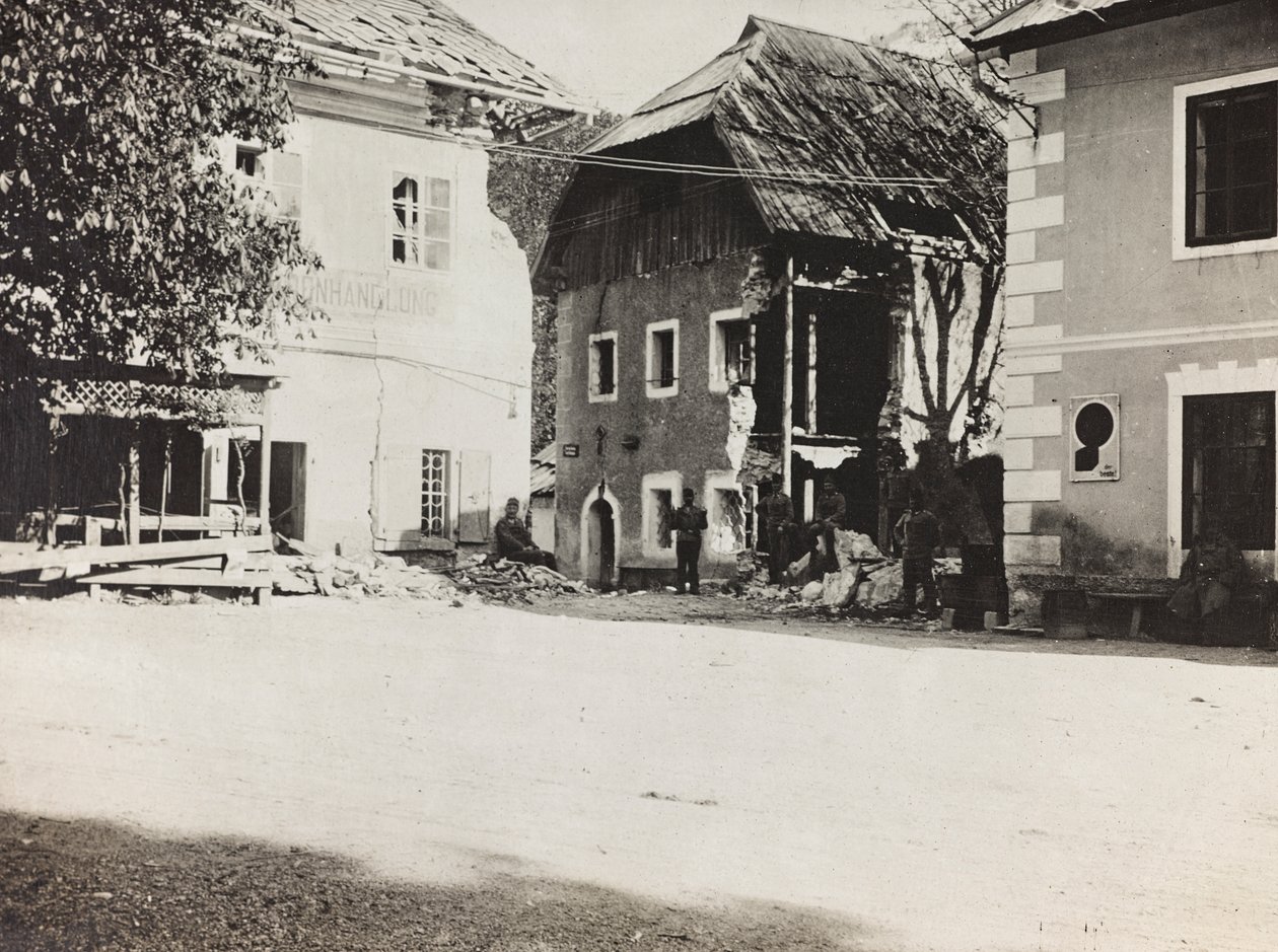 アルバム "Meine weltkriegs - Erinnerungen South-West Front (Carinthia, Italien, South Tyrol) (私の世界大戦-南西戦線の記憶（カリンシア、イタリア、トレンティーノ・アルト・アディジェ）1915年3月31日-1918年11月19日 - Josef Zohles Wien ": 瓦礫のある広場（モノクロ写真 作： ヨーゼフ・ゾーレス