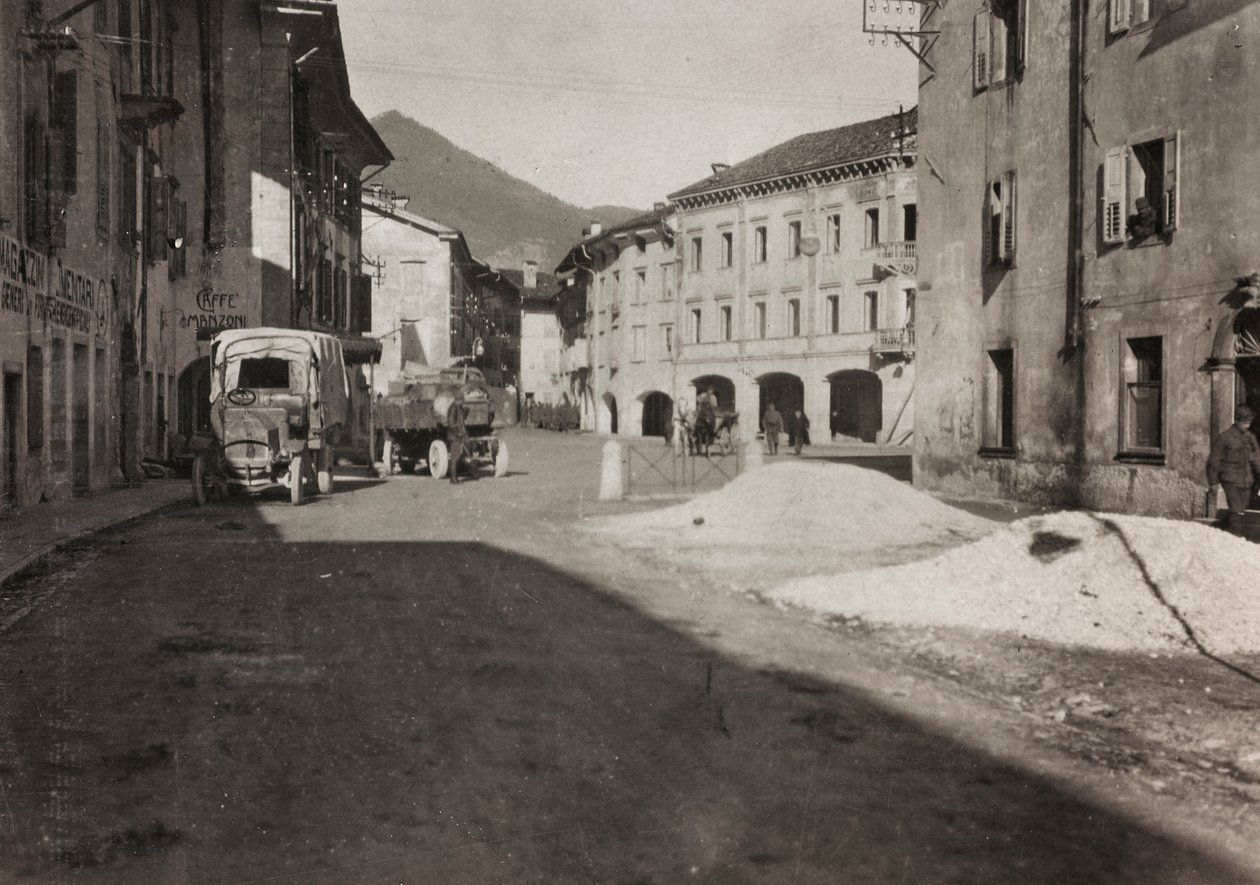 アルバム "Meine weltkriegs - Erinnerungen South-West Front (Carinthia, Italien, South Tyrol) (私の世界大戦-南西戦線の記憶（カリンシア、イタリア、トレンティーノ・アルト・アディジェ）1915/03/1931-12/11/1918 - Josef Zohles Wien ": トルメゾ広場（モノクロ写真 作： ヨーゼフ・ゾーレス