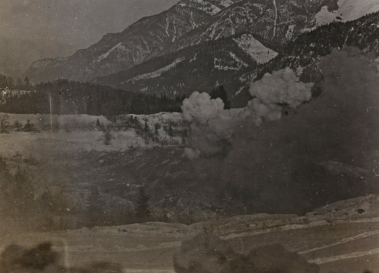 アルバム "Meine weltkriegs - Erinnerungen South-West Front (Carinthia, Italien, South Tyrol) (私の世界大戦-南西戦線の思い出（カリンシア、イタリア、トレンティーノ・アルト・アディジェ）1915/03/1931-12/11/1918 - Josef Zohles Wien ": 爆撃（白黒写真 作： ヨーゼフ・ゾーレス