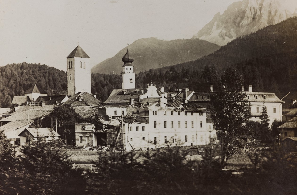 アルバム "Meine weltkriegs - Erinnerungen South-West Front (Carinthia, Italien, South Tyrol) (私の世界大戦-南西戦線の記憶（カリンシア、イタリア、トレンティーノ・アルト・アディジェ）1915年3月31日-1918年11月19日 - Josef Zohles Wien ": 爆撃後のドッビアーコの様子。 作： ヨーゼフ・ゾーレス
