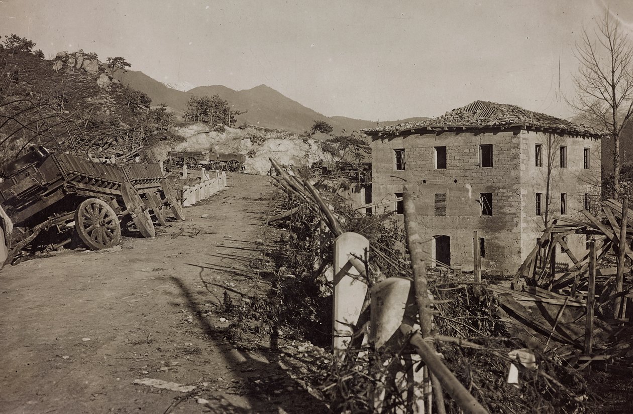 アルバム "Meine weltkriegs - Erinnerungen South-West Front (Carinthia, Italien, South Tyrol) (私の世界大戦-南西戦線の記憶（カリンシア、イタリア、トレンティーノ・アルト・アディジェ）1915年3月31日-1918年11月19日 - Josef Zohles Wien ": トルメッツォの瓦礫（モノクロ写真 作： ヨーゼフ・ゾーレス