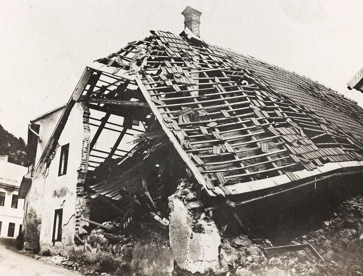 アルバム "Meine weltkriegs - Erinnerungen South-West Front (Carinthia, Italien, South Tyrol) (私の世界大戦-南西戦線の思い出（カリンシア、イタリア、トレンティーノ・アルト・アディジェ）1915年3月31日-1918年11月19日 - Josef Zohles Wien ": Ugovizの家の瓦礫 作： ヨーゼフ・ゾーレス
