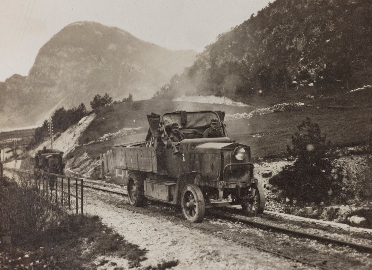 アルバム "Meine weltkriegs - Erinnerungen South-West Front (Carinthia, Italien, South Tyrol) (私の世界大戦-南西戦線の記憶（カリンシア、イタリア、トレンティーノ・アルト・アディジェ）1915年3月31日-1918年11月19日 - Josef Zohles Wien ": 沿線の軍用車両。 作： ヨーゼフ・ゾーレス