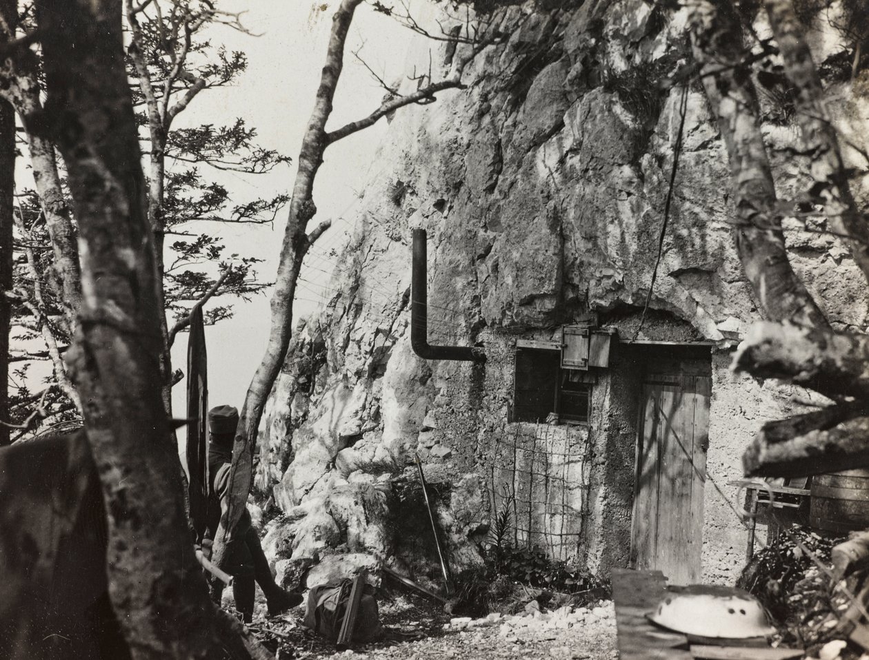 アルバム "Meine weltkriegs - Erinnerungen South-West Front (Carinthia, Italien, South Tyrol) (私の世界の戦争-南西戦線の思い出（カリンシア、イタリア、トレンティーノ・アルト・アディジェ）1915/03/1931-12/11/1918 - Josef Zohles Wien ": 戦争の避難場所（モノクロ写真 作： ヨーゼフ・ゾーレス