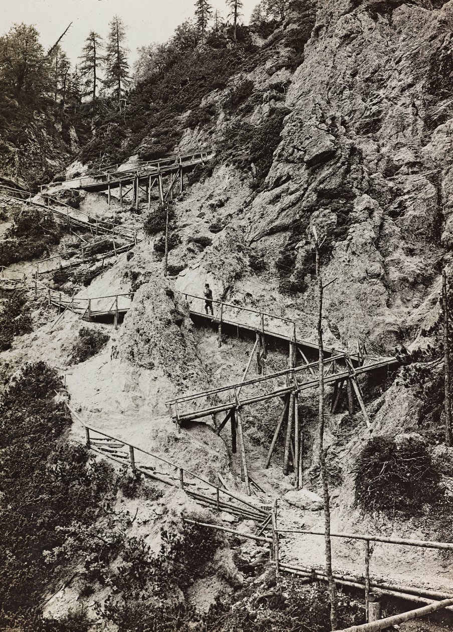 アルバム "Meine weltkriegs - Erinnerungen South-West Front (Carinthia, Italien, South Tyrol) (私の世界大戦-南西戦線の記憶（カリンシア、イタリア、トレンティーノ・アルト・アディジェ）1915年3月31日-1918年11月19日 - Josef Zohles Wien ": 山への木製の歩道。 作： ヨーゼフ・ゾーレス