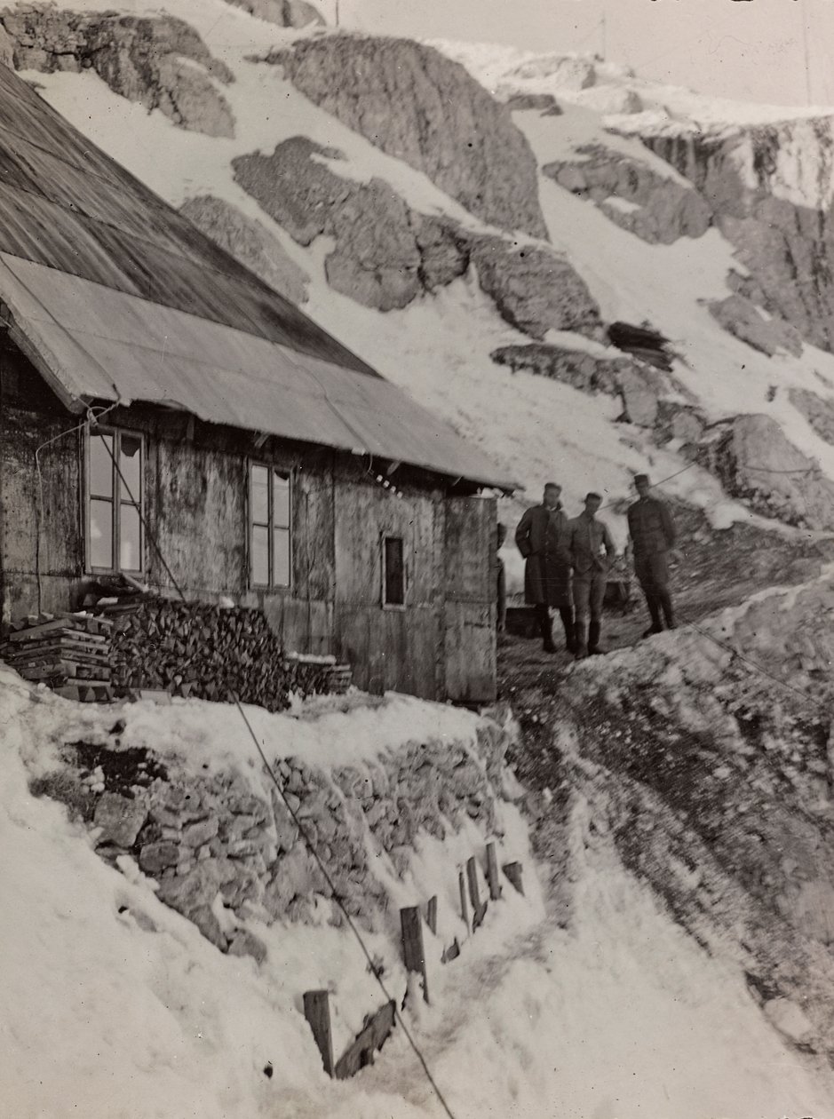 アルバム "Meine weltkriegs - Erinnerungen South-West Front (Carinthia, Italien, South Tyrol) (私の世界大戦-南西戦線の記憶（カリンシア、イタリア、トレンティーノ・アルト・アディジェ）1915/03/1931-12/11/1918 - Josef Zohles Wien ": 軍隊のバラック（モノクロ写真 作： ヨーゼフ・ゾーレス
