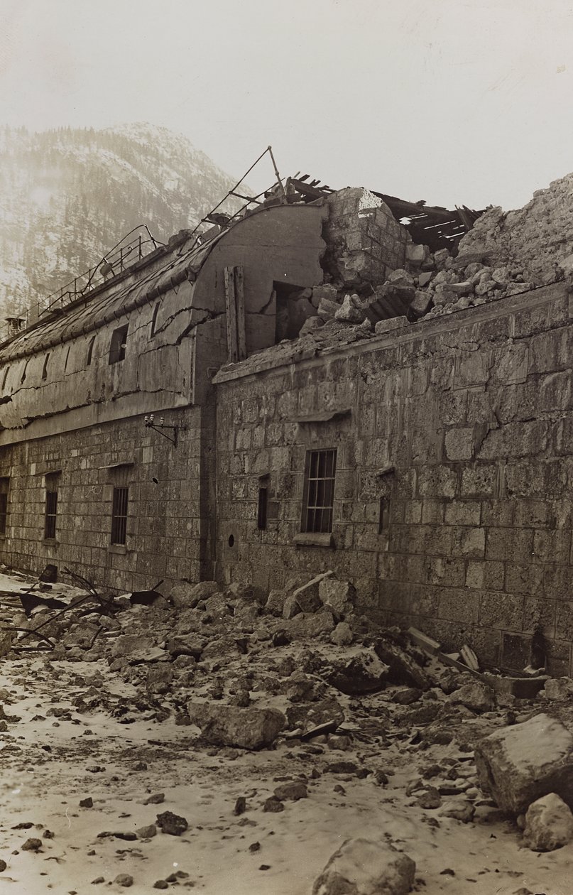 アルバム "Meine weltkriegs - Erinnerungen South-West Front (Carinthia, Italien, South Tyrol) (私の世界大戦-南西戦線の記憶（カリンシア、イタリア、トレンティーノ・アルト・アディジェ）1915/03/1931-12/11/1918 - Josef Zohles Wien ": 工場の瓦礫 (白黒写真) 作： ヨーゼフ・ゾーレス