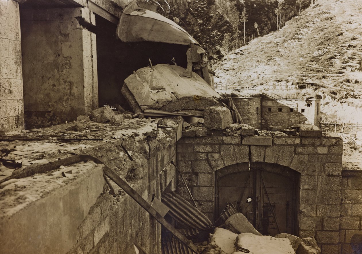 アルバム "Meine weltkriegs - Erinnerungen South-West Front (Carinthia, Italien, South Tyrol) (私の世界大戦-南西戦線の記憶（カリンシア、イタリア、トレンティーノ・アルト・アディジェ）1915/03/1931-12/11/1918 - Josef Zohles Wien ": 工場の瓦礫 (白黒写真) 作： ヨーゼフ・ゾーレス
