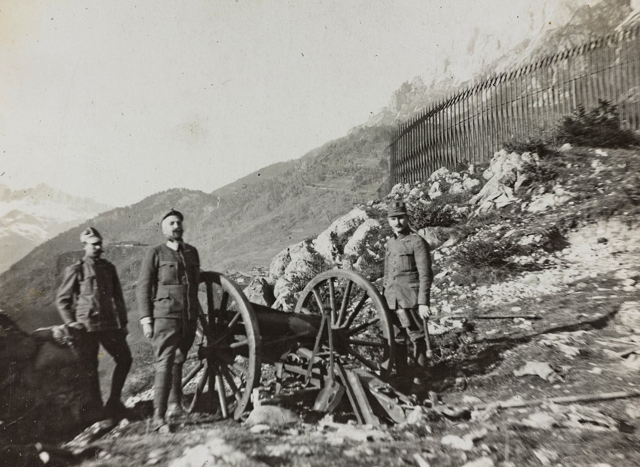 アルバム "Meine weltkriegs - Erinnerungen South-West Front (Carinthia, Italien, South Tyrol) (私の世界大戦-南西戦線の記憶（カリンシア、イタリア、トレンティーノ・アルト・アディジェ）1915年3月31日-1918年11月19日 - Josef Zohles Wien ": 大砲を持った兵士たち（モノクロP 作： ヨーゼフ・ゾーレス