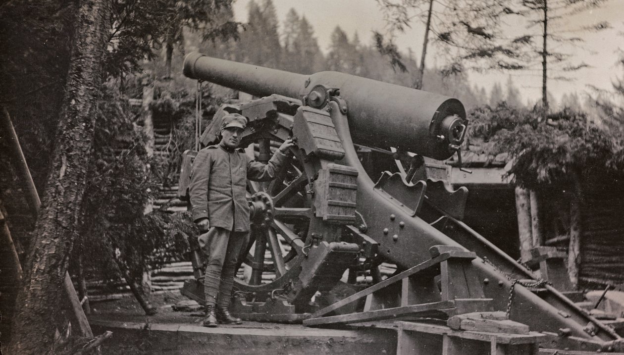 アルバム "Meine weltkriegs - Erinnerungen South-West Front (Carinthia, Italien, South Tyrol) (私の世界大戦-南西戦線の記憶（カリンシア、イタリア、トレンティーノ・アルト・アディジェ）1915年3月31日-1918年11月19日 - Josef Zohles Wien ": 銃を持った兵士（モノクロ写真 作： ヨーゼフ・ゾーレス