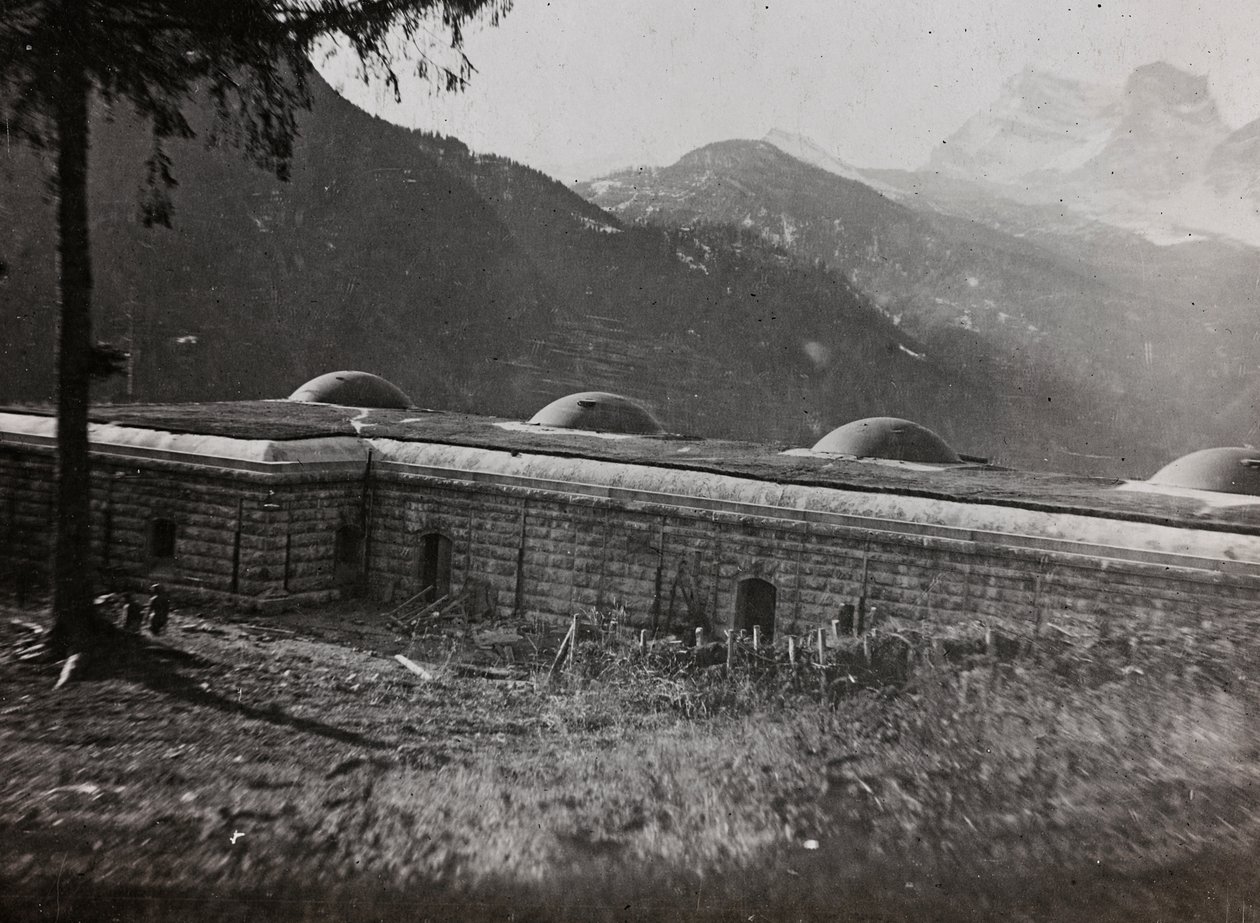 アルバム "Meine weltkriegs - Erinnerungen South-West Front (Carinthia, Italien, South Tyrol) (私の世界大戦-南西戦線の記憶（カリンシア、イタリア、トレンティーノ・アルト・アディジェ）1915年3月31日-1918年11月19日 - Josef Zohles Wien ": イタリアの要塞（モノクロ写真 作： ヨーゼフ・ゾーレス