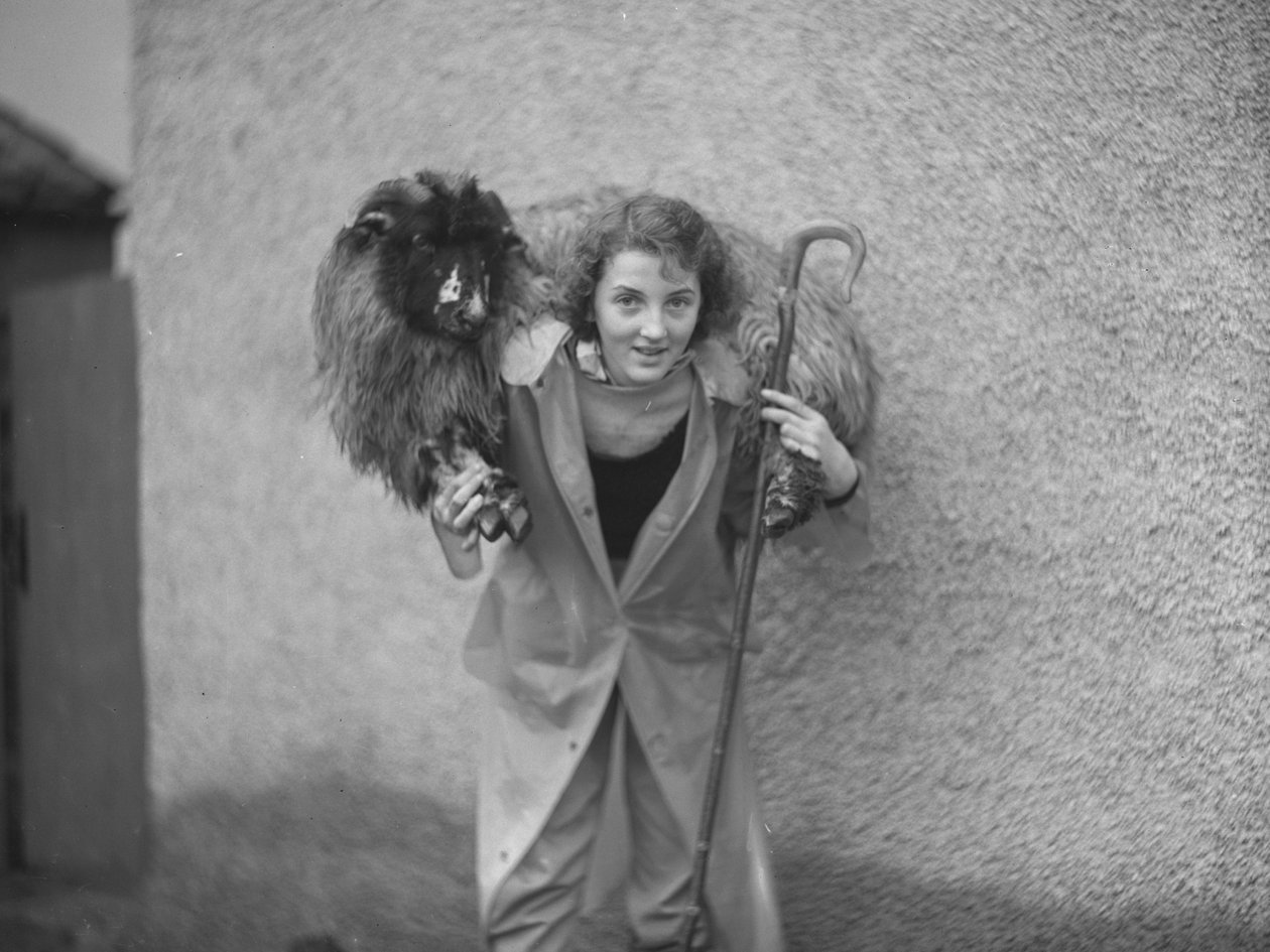 羊飼いのかぎを持ち、羊を肩に担いで立つ女性。 作： ジョセフ・ハードマン