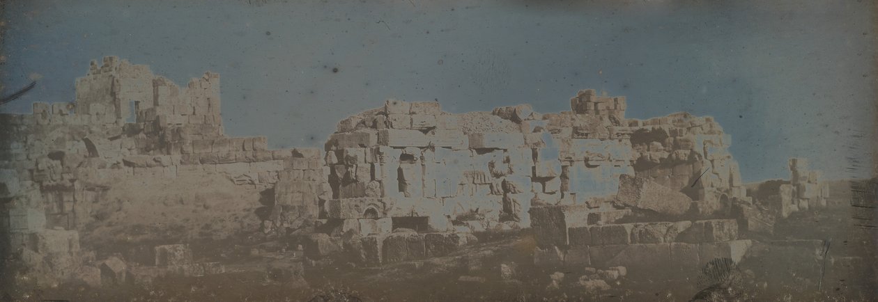 1843 年、バールベック、ジュピター神殿の六角形の宮廷。 作： ジョセフ・フィリベール・ジロー・ド・プランジー