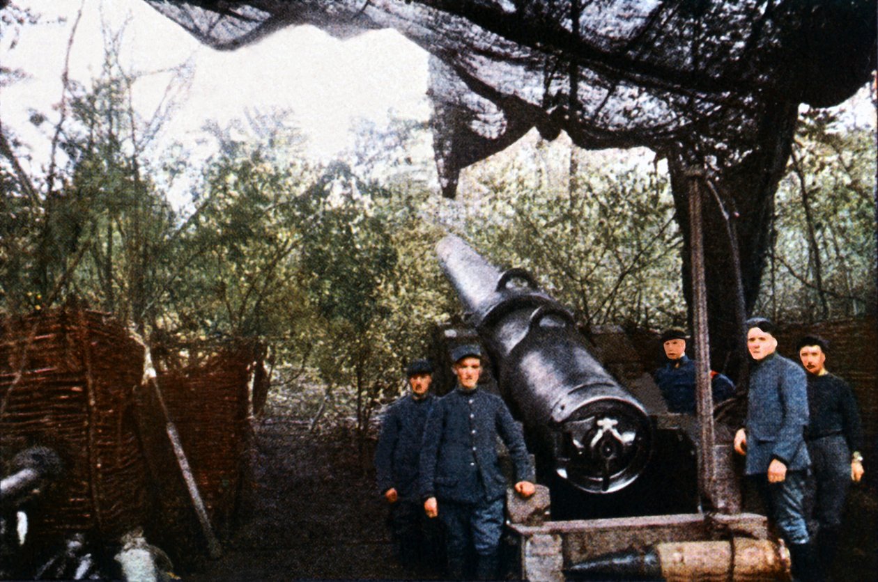 1916年9月のヴェルダンの戦いにおけるフランス海軍の銃（オートクローム） 作： ジュール・ジェルヴェ・コートテルモント