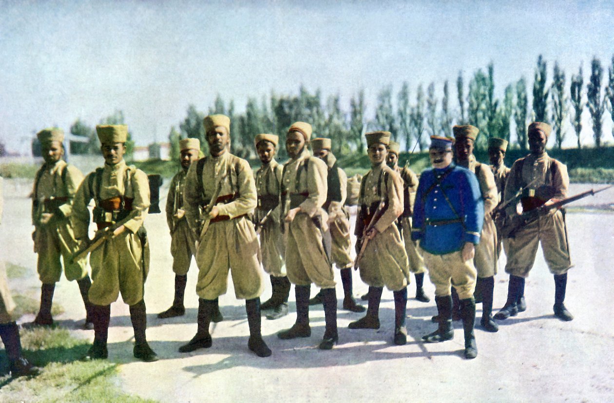 1914年9月、パリ東方のマルヌの戦いの最中にモロッコのライフルマンと村の端にいるフランス人将校（オートクローム） 作： ジュール・ジェルヴェ・コートテルモント