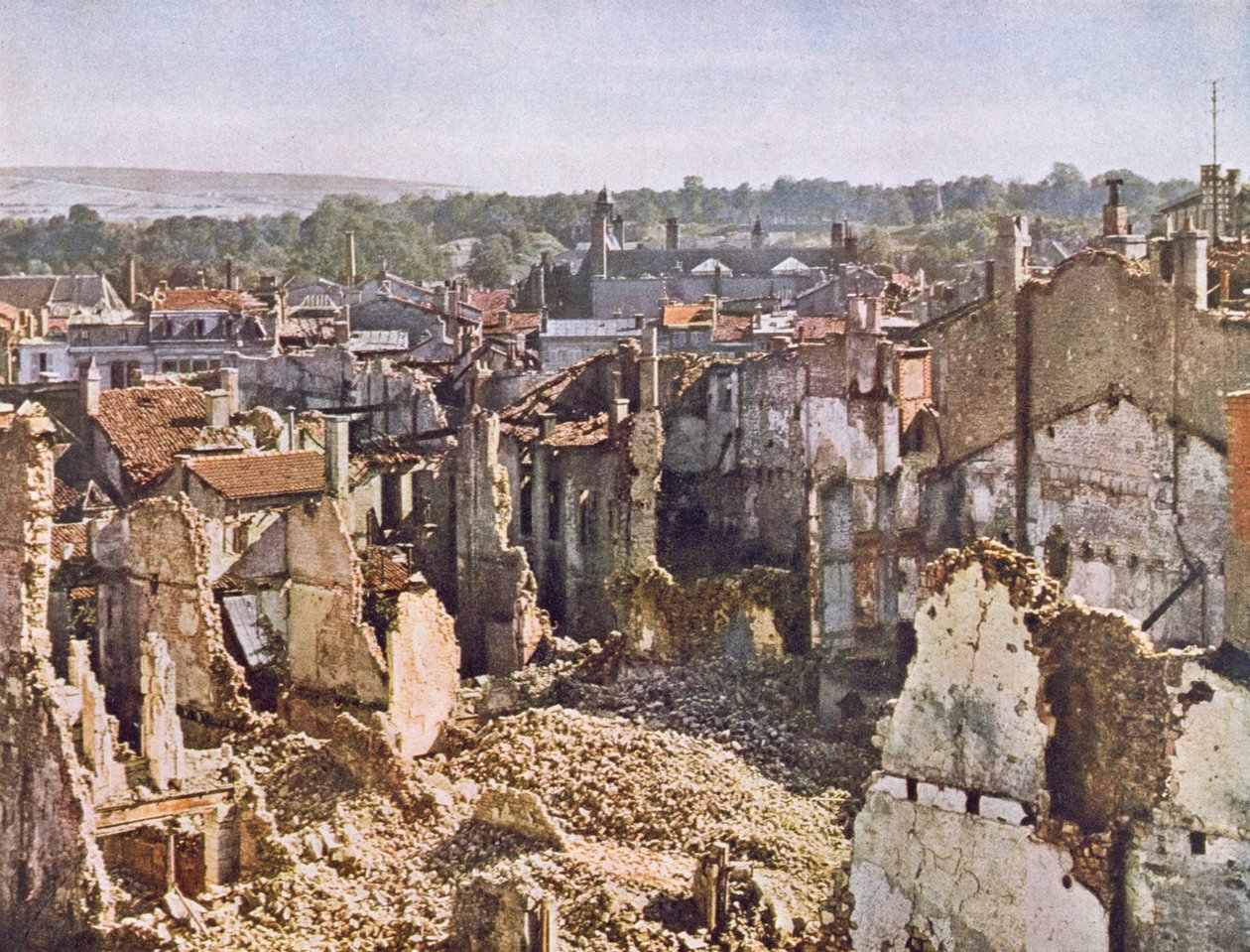 8か月の砲撃後のベルダンの遺跡、191617（カラー写真後） 作： ジュール・ジェルヴェ・コートテルモント