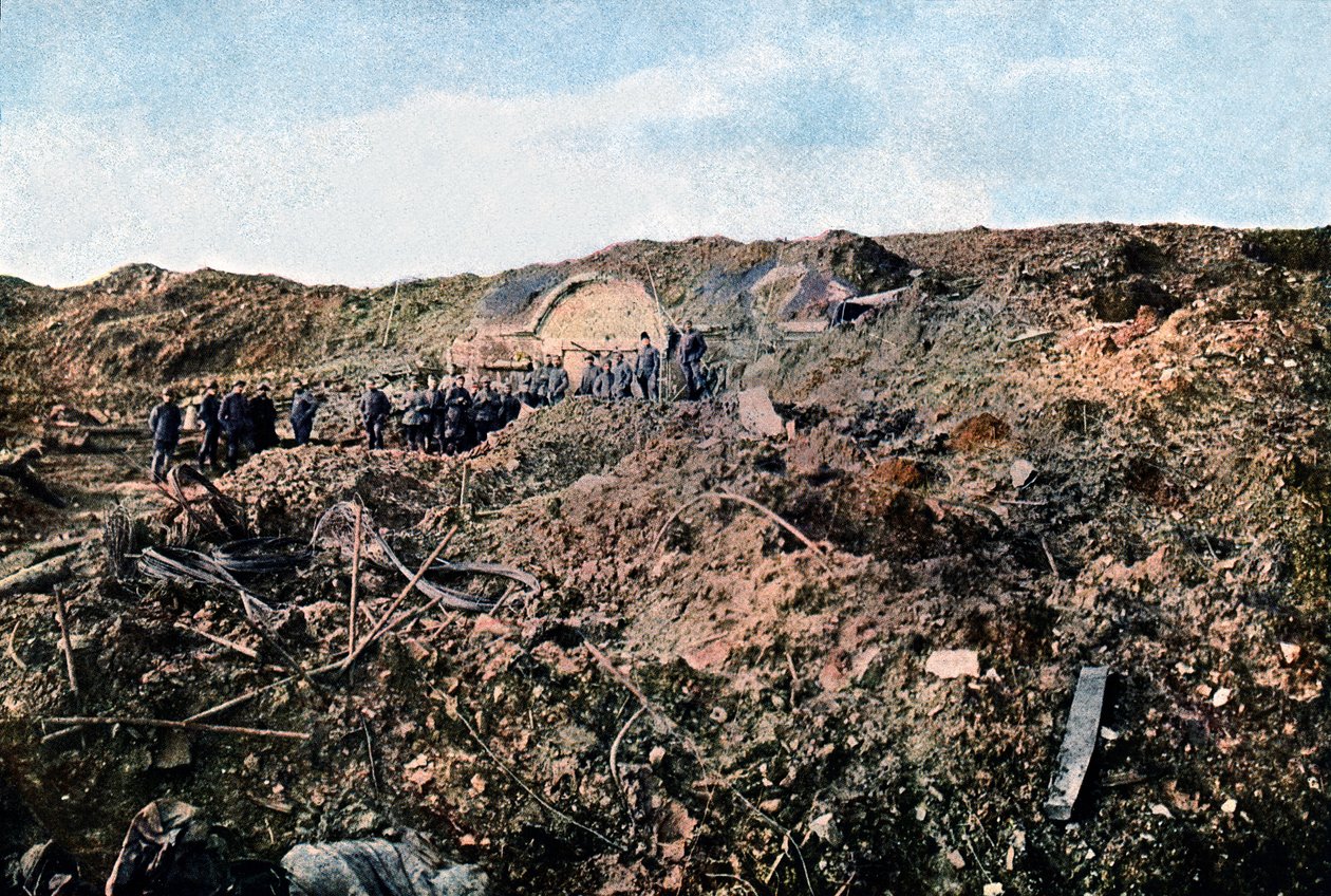 1916年9月にドイツの大砲によって破壊されたスーヴィル要塞の兵士（オートクローム） 作： ジュール・ジェルヴェ・コートテルモント