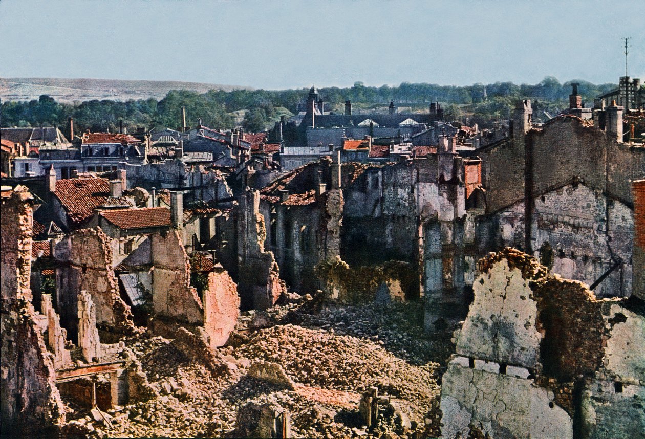 1916年9月の爆撃から8か月後のベルダンの眺め（オートクローム） 作： ジュール・ジェルヴェ・コートテルモント