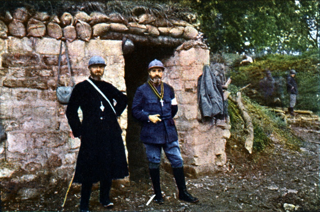 1916年9月のベルダンの戦いの最中のフランスの司祭と正面の牧師（オートクローム） 作： ジュール・ジェルヴェ・コートテルモント