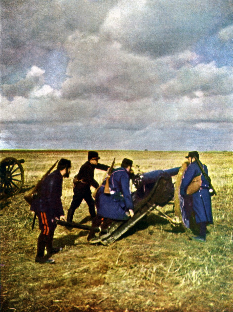 1914年9月、パリ東方のマルヌの戦いの最中の90mm大砲を持つ4人のフランス兵（オートクローム） 作： ジュール・ジェルヴェ・コートテルモント