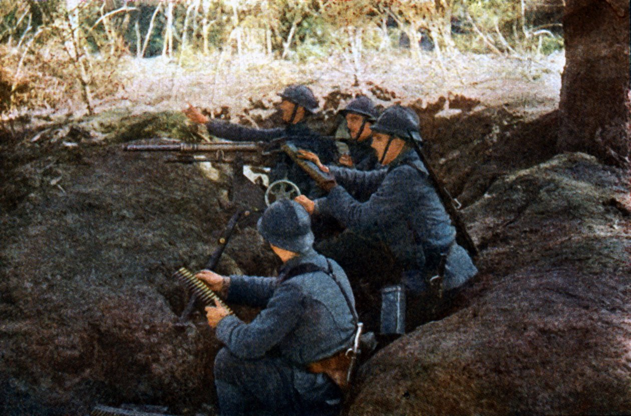 1916年9月、ベルダン近郊で機関銃を持ったフランス兵（オートクローム） 作： ジュール・ジェルヴェ・コートテルモント