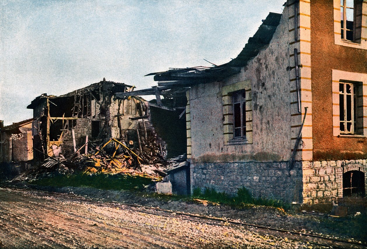 1916年9月、ベルダンの西にあるドンバスルアンアルゴンヌの破壊された村（オートクローム） 作： ジュール・ジェルヴェ・コートテルモント