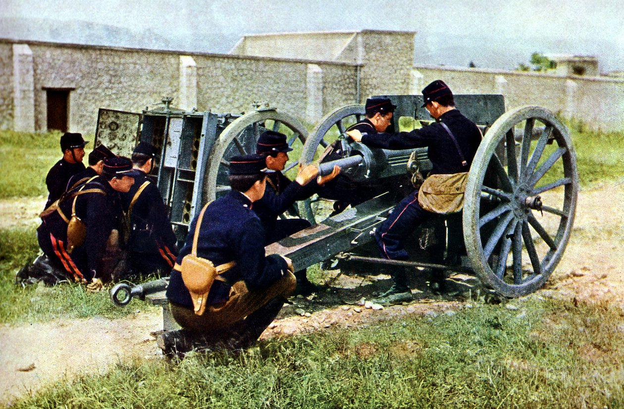 1914年9月、パリ東方のマルヌの戦いの間に迫撃砲を装備したフランスの兵士（オートクローム） 作： ジュール・ジェルヴェ・コートテルモント