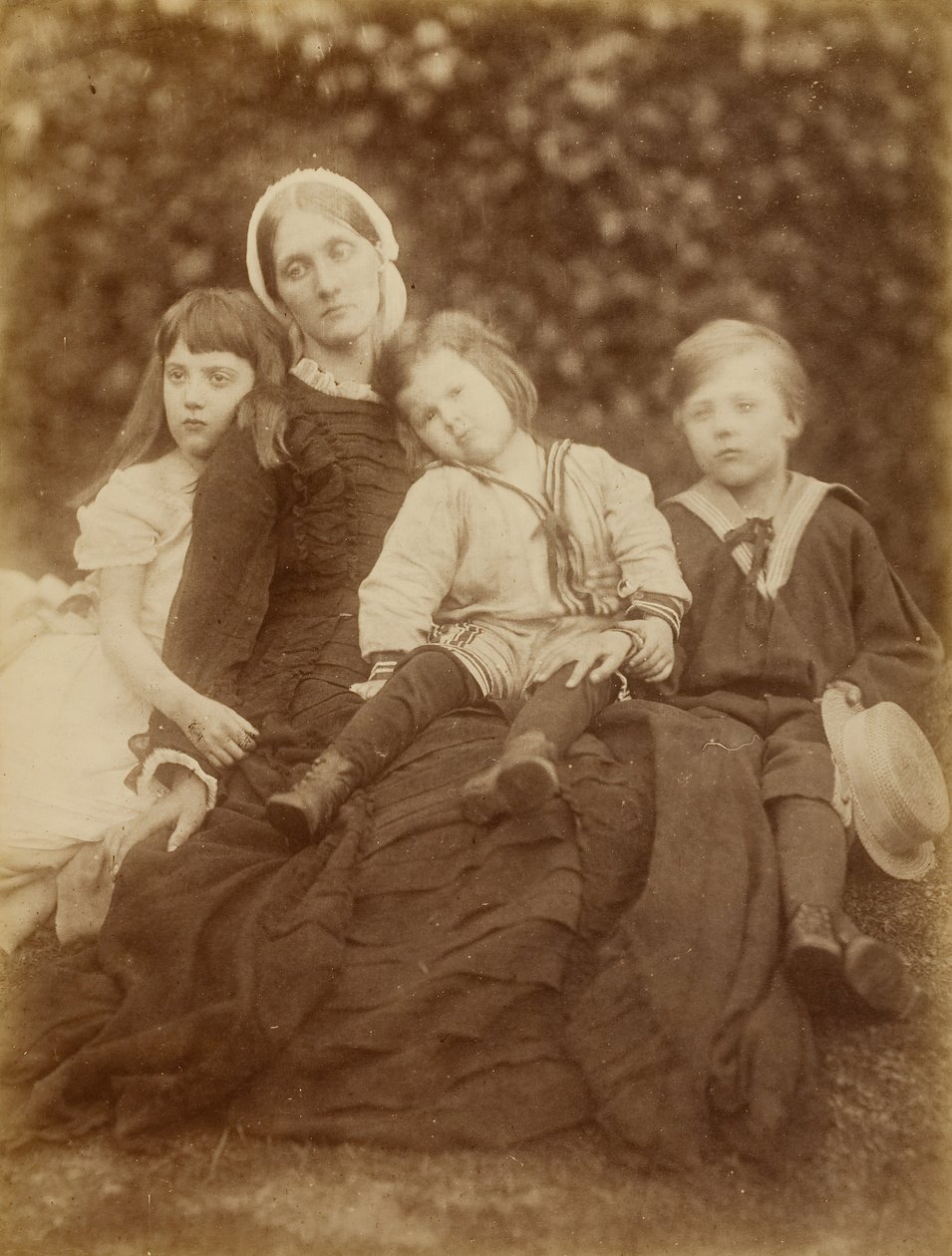 ハーバート・ダックワース夫人とフローレンス・フィッシャー、ジョージ・ダックワース、ハーバート・フィッシャー（1872年8月）。 作： ジュリア・マーガレット・キャメロン