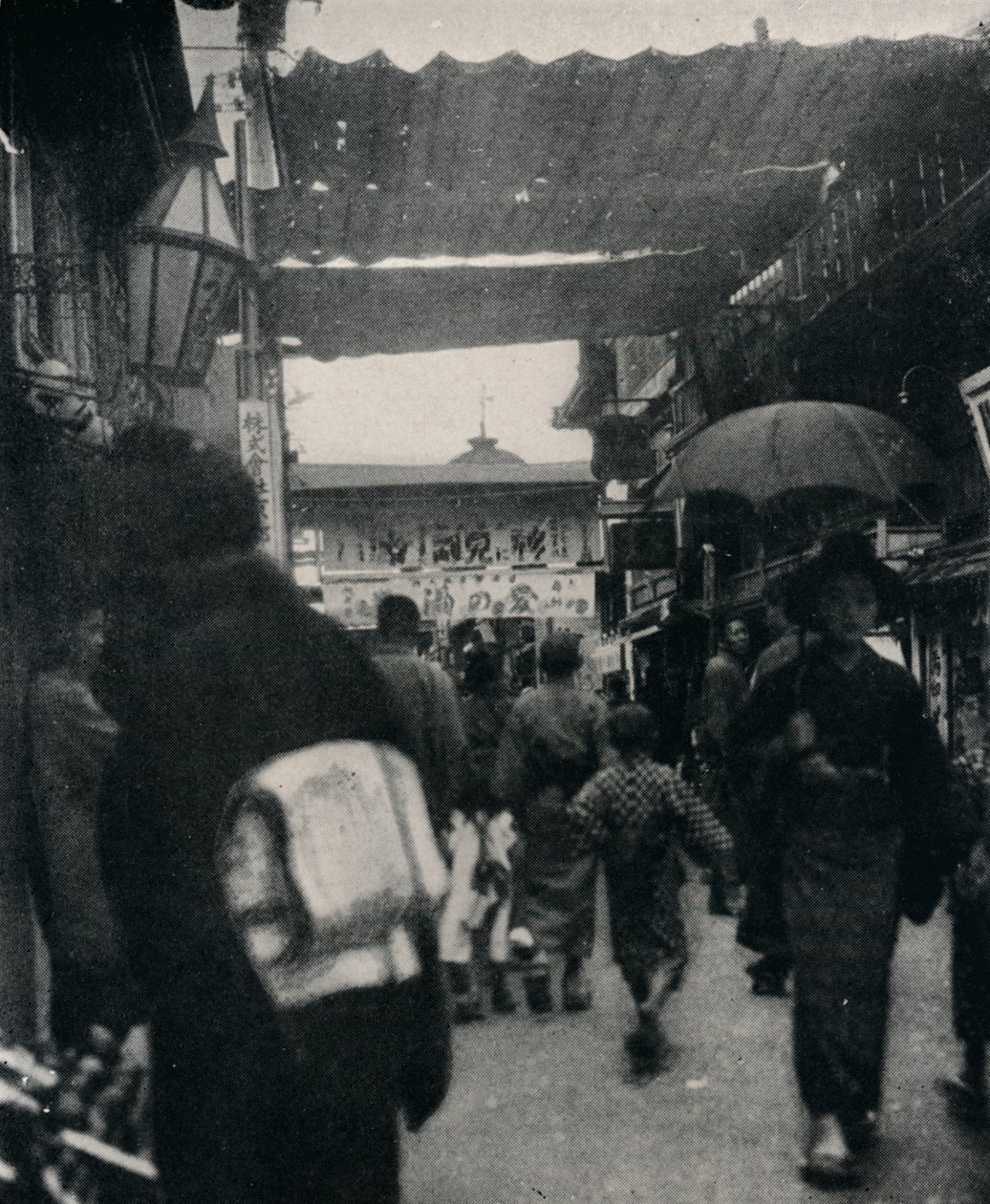 京都の劇場街は、世界で最も興味深い高速道路の1つです。c1900、1921年 作： ジュリアンレナードストリート