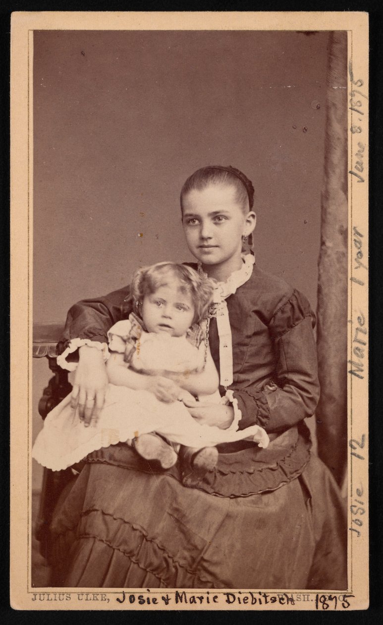 ハーマン・ヘンリー・ディビッチの子供たちの集合写真、マリーとジョセフィー・ジョシー、1875年6月8日。 作： ジュリアス・ウルケ