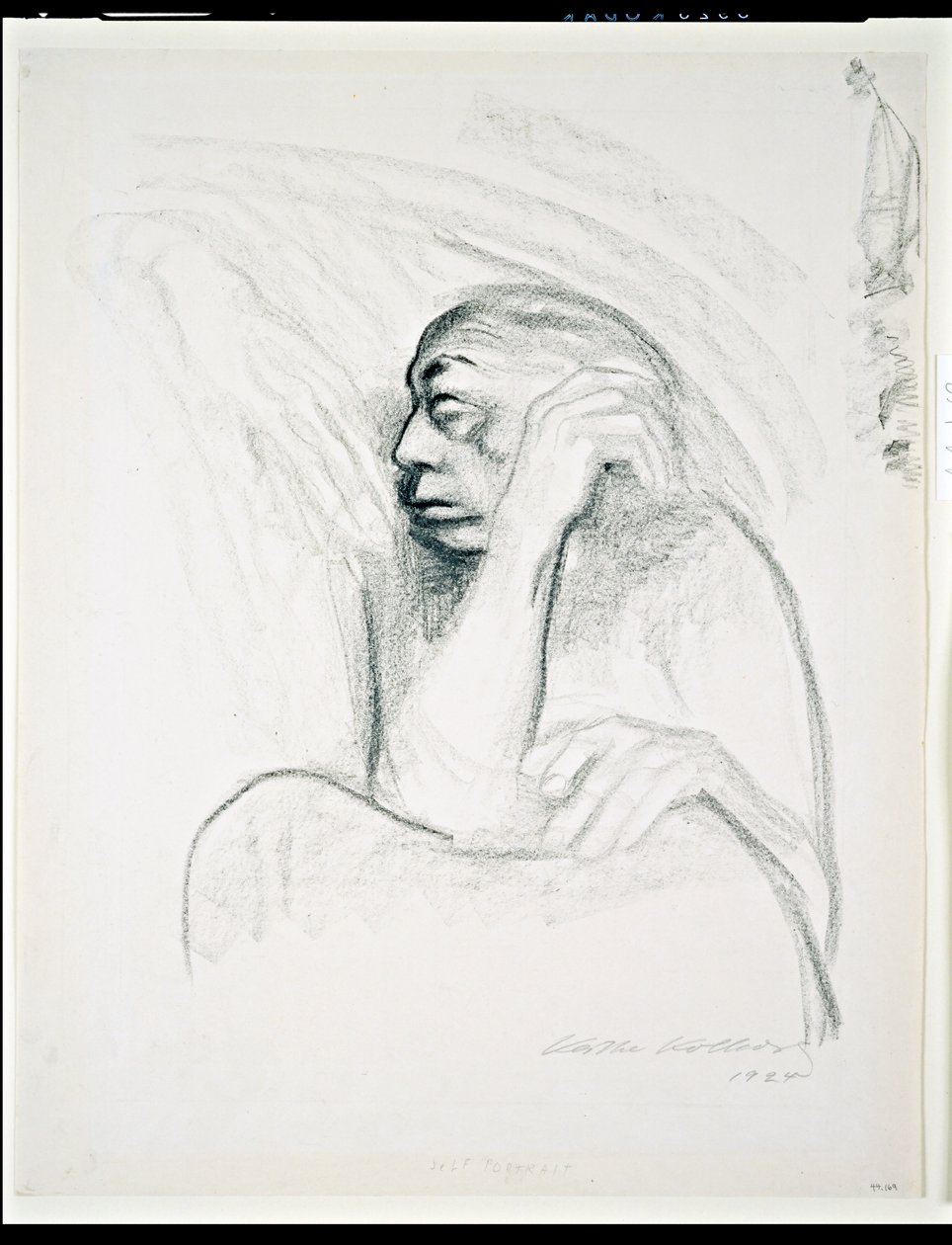 死の手による自画像、1924年（木炭） 作： ケーテ・コルヴィッツ