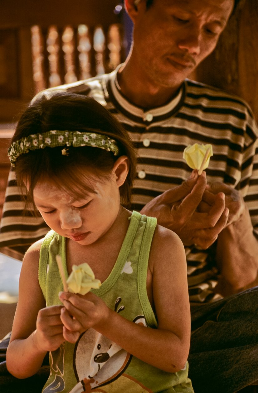 紙の花を作るHIV陽性の父と娘、2002年（写真） 作： カレン・カスマウスキー