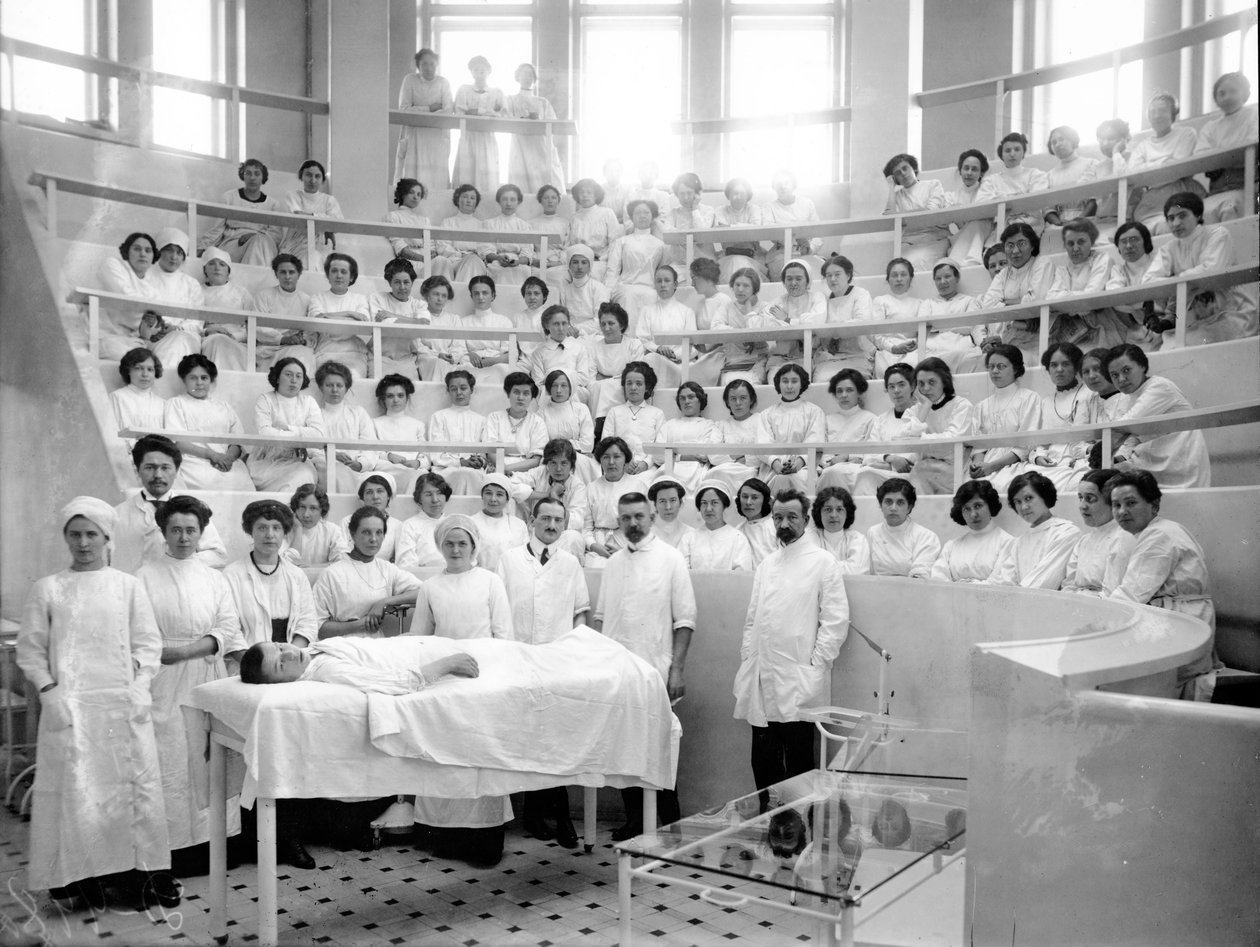 1913年の講義中の劇場内の女性医療研究所の学生 作： カール・カルロヴィッチ・ブラ