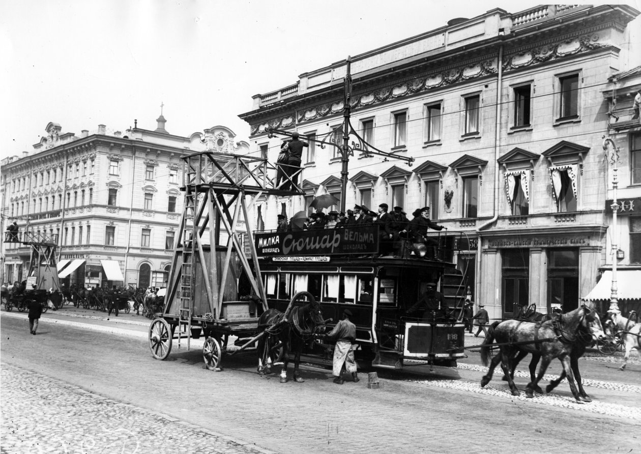 路面電車のワイヤー修理に使用される木製の足場カート、サンクトペテルブルク、1908 作： カール・カルロヴィッチ・ブラ