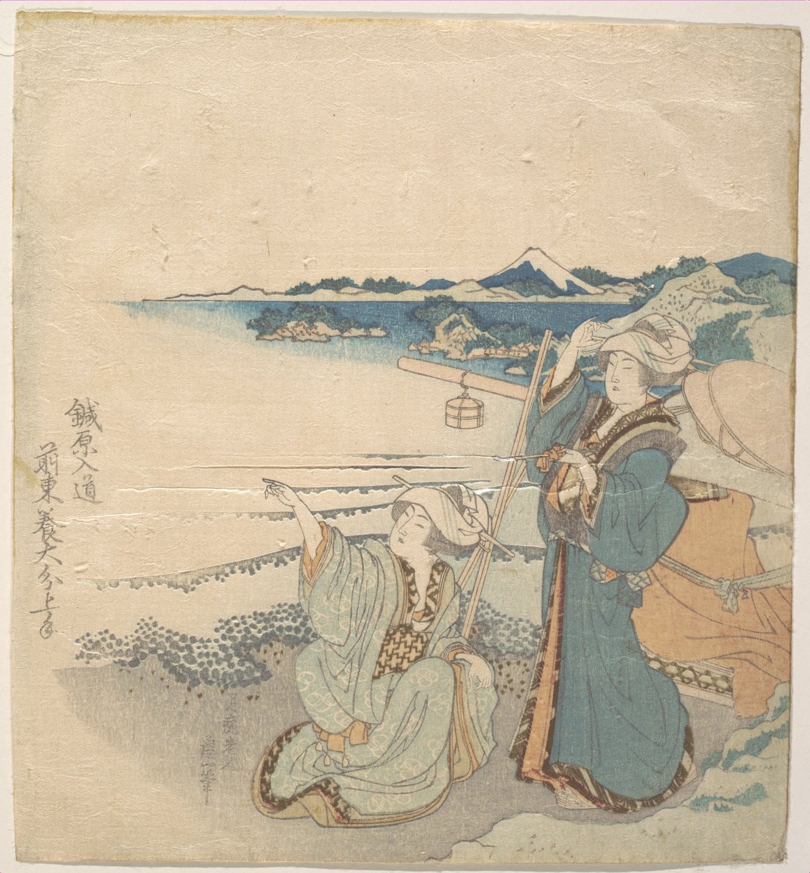海岸にいる二人の若い女性。そのうち一人が指さしている 作： 北斎勝鹿