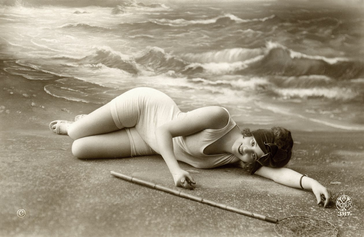 水着の女性、c。 1900年代初頭（ポストカード） 作： 無名の画家