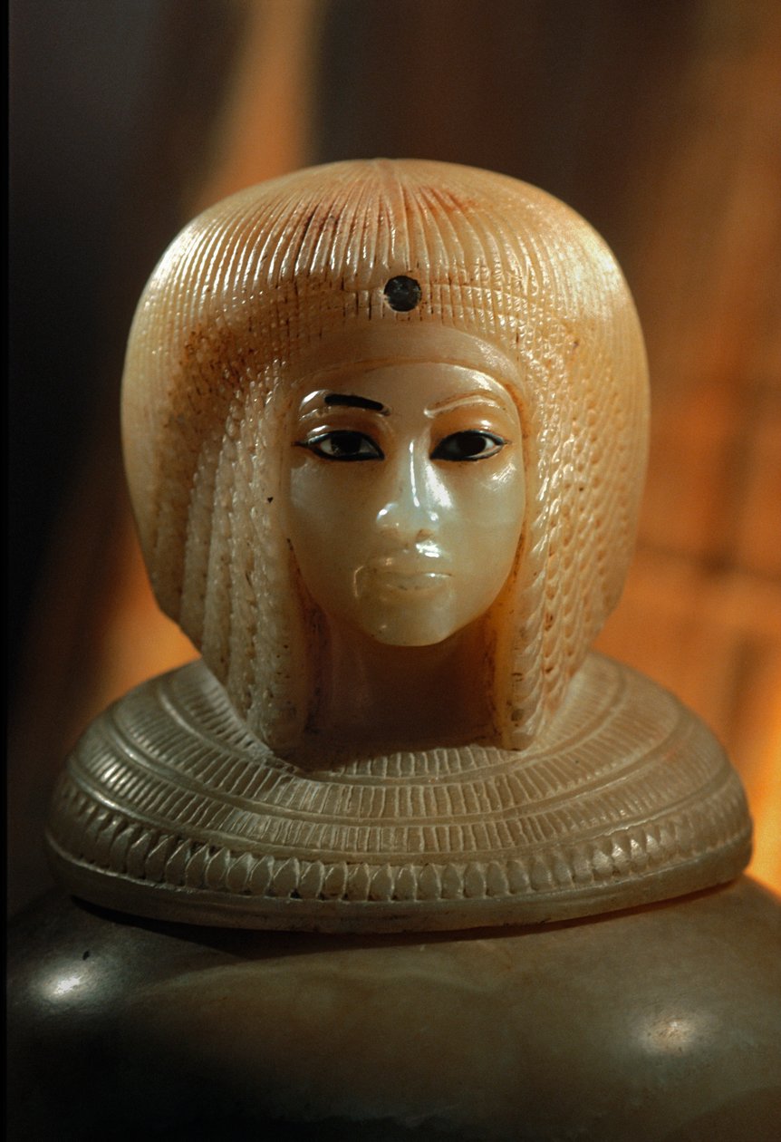 ファラオ・アケナテンの副夫人であるキヤをかたどった天蓋壺の蓋、2009年（写真）。 作： ケネス・ギャレット