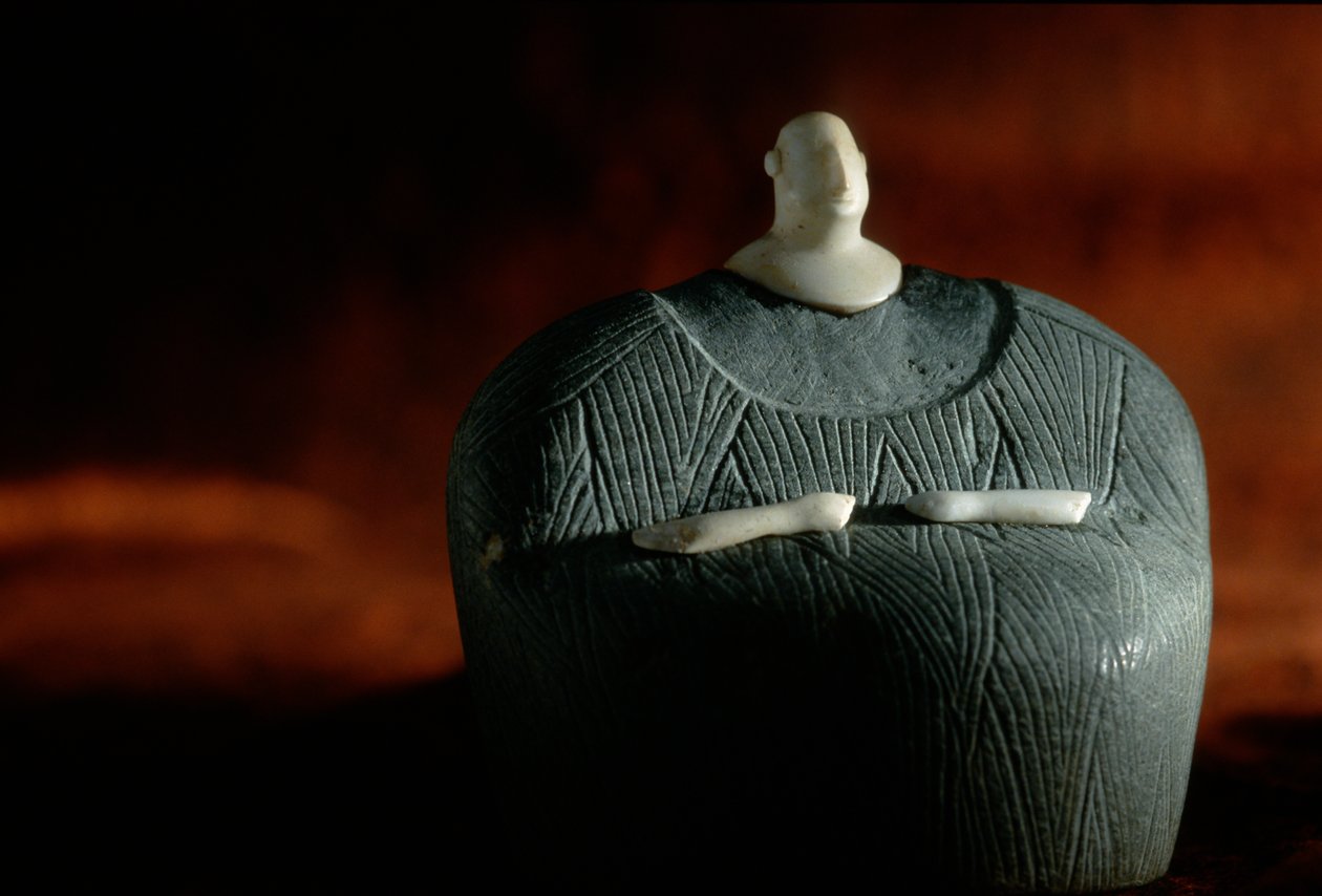 ステアタイトと白石の複合人体像；オクサス文明；トルクメニスタン...2004年（写真） 作： ケネス・ギャレット