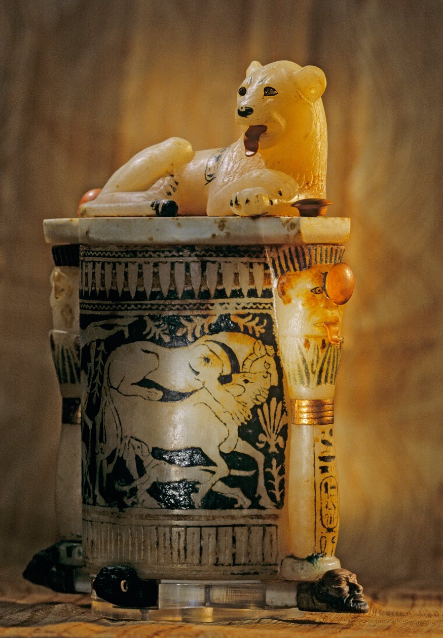 蓋にライオンが描かれた化粧品入れ、2009年（写真） 作： ケネス・ギャレット