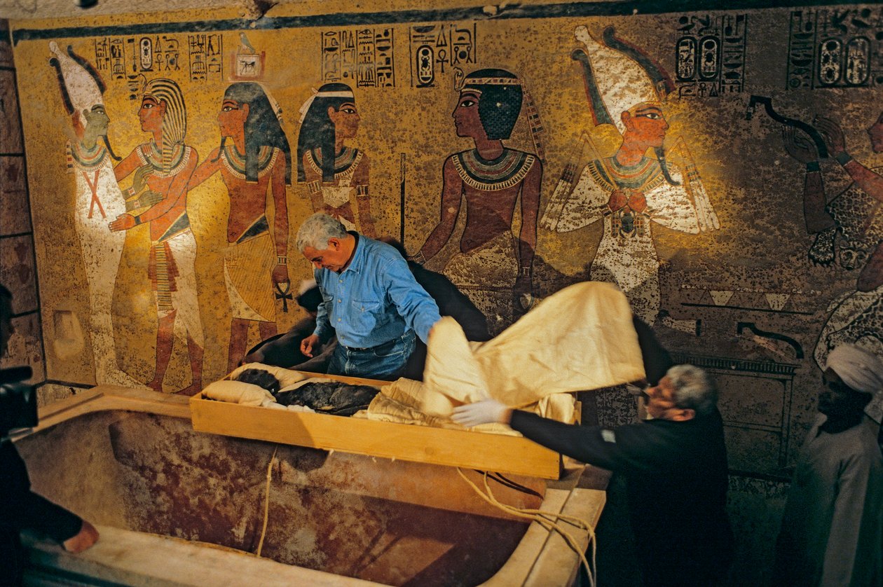ツタンカーメン王のミイラを墓から取り出すザヒ・ハワス博士と全エジプト調査団（2005年）（写真：Getty Images