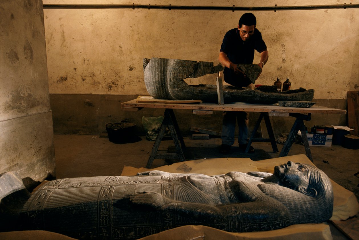 新王国時代、2002年に復元されたセンケド石棺の台座の破片（写真）。 作： ケネス・ギャレット