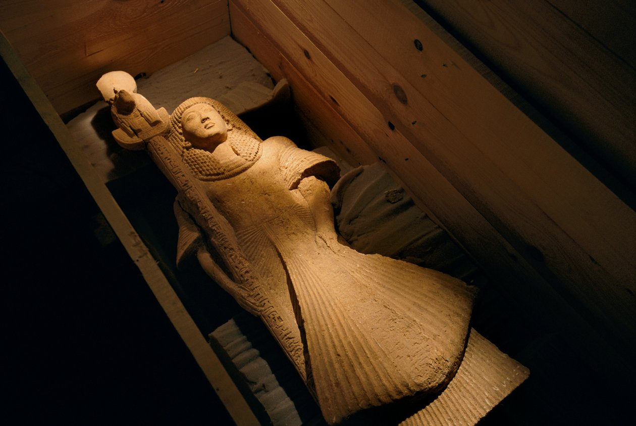 獅子の頭を持つ戦争の女神セクメの旗手としてのネブレの砂岩像、2002年（写真）。 作： ケネス・ギャレット