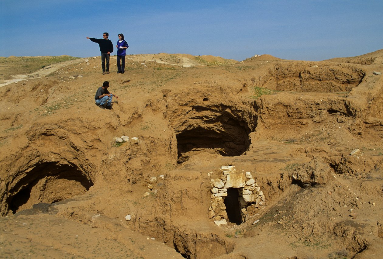シクミム、紀元前4200年頃、地下貯蔵庫のある銅器時代の村（イスラエル 作： ケネス・ギャレット