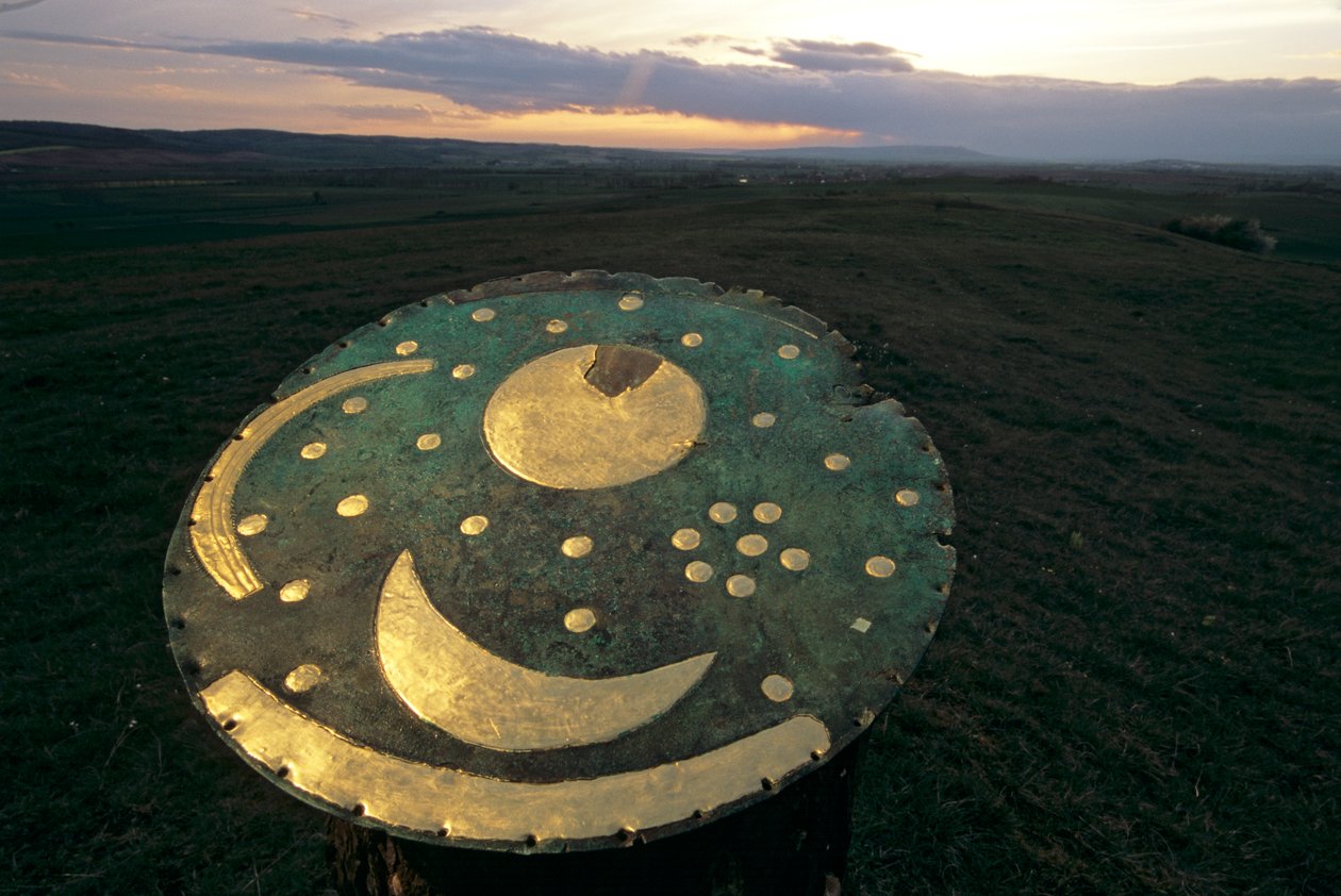 遠くのランドマークを使って夏至と冬至を追跡するためのスカイディスク、2004年（写真）。 作： ケネス・ギャレット