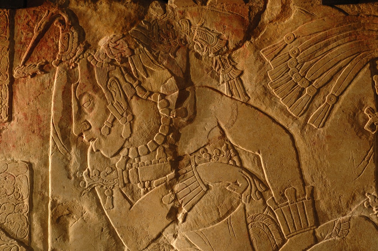 メキシコ、パレンケ、神殿19の玉座ベンチ、アカル・モ・ナブの彫刻、2005年（写真） 作： ケネス・ギャレット